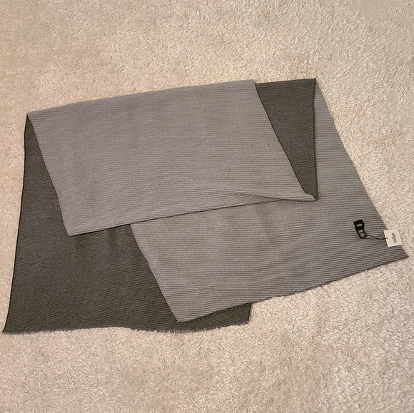 Two Toned Scarf - Picture 2 of 4